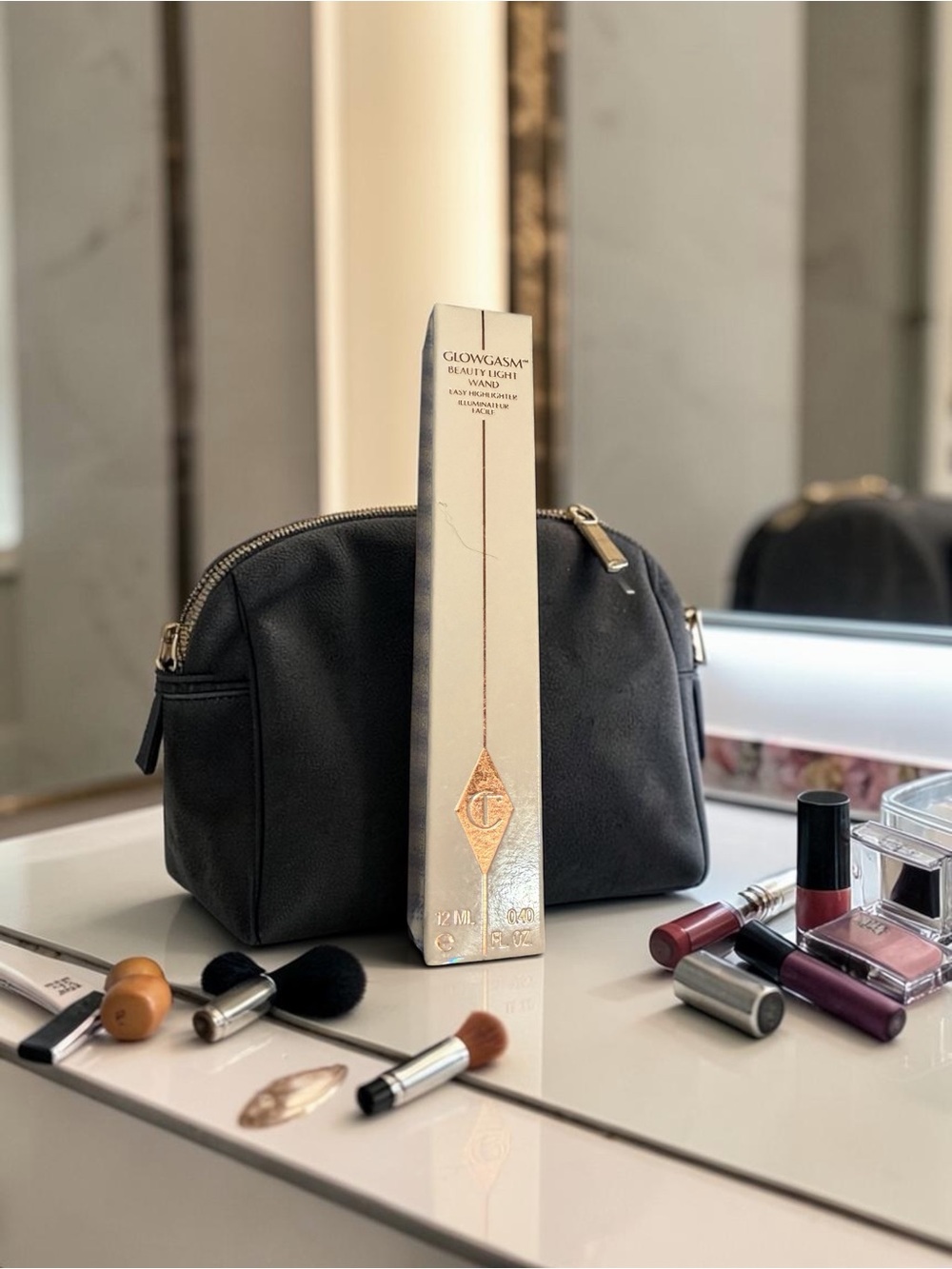 Charlotte Tilbury Beauty Light Wand – Glowgasm in Goldgasm (12ml)